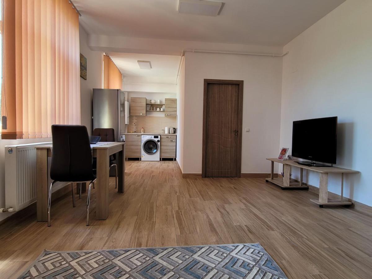 Apartamente Livada รึมนิคูวัลเจีย ภายนอก รูปภาพ