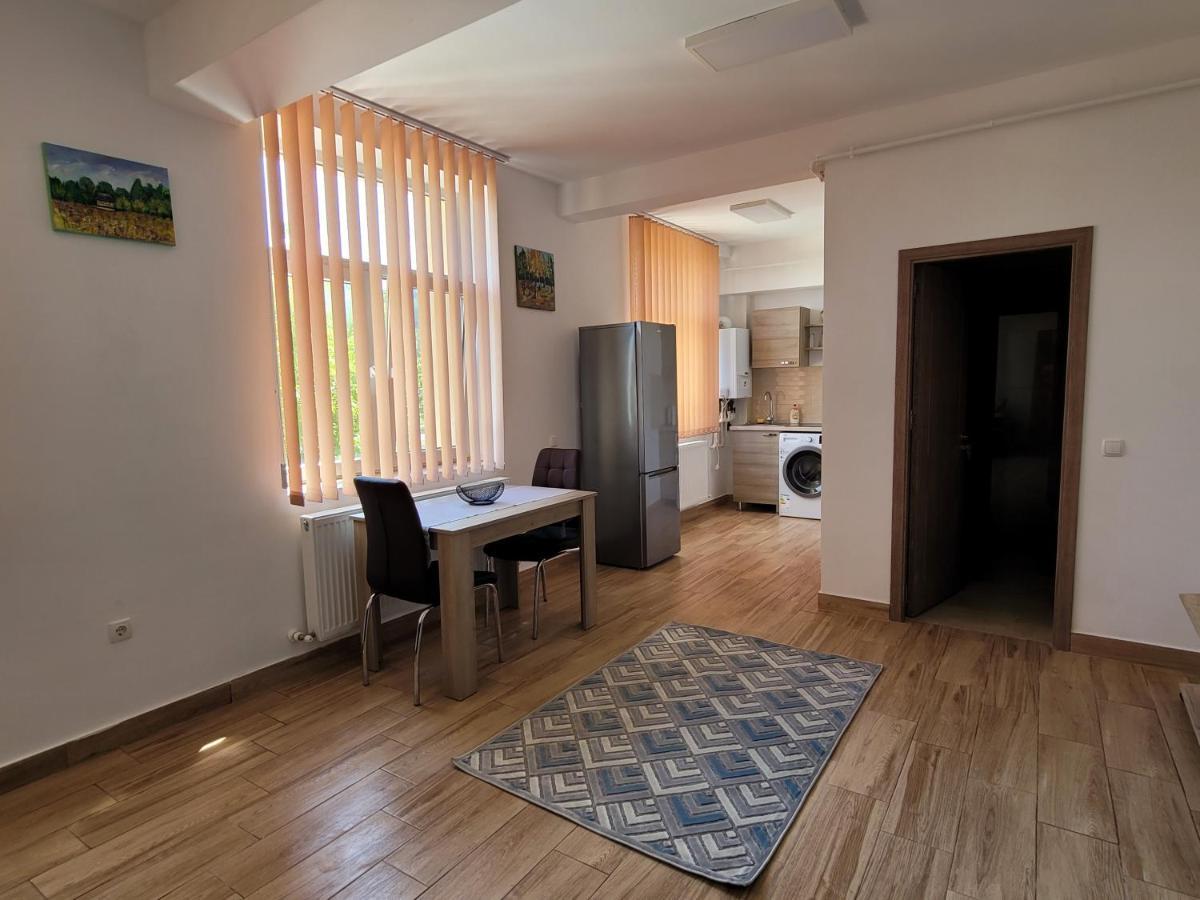Apartamente Livada รึมนิคูวัลเจีย ภายนอก รูปภาพ