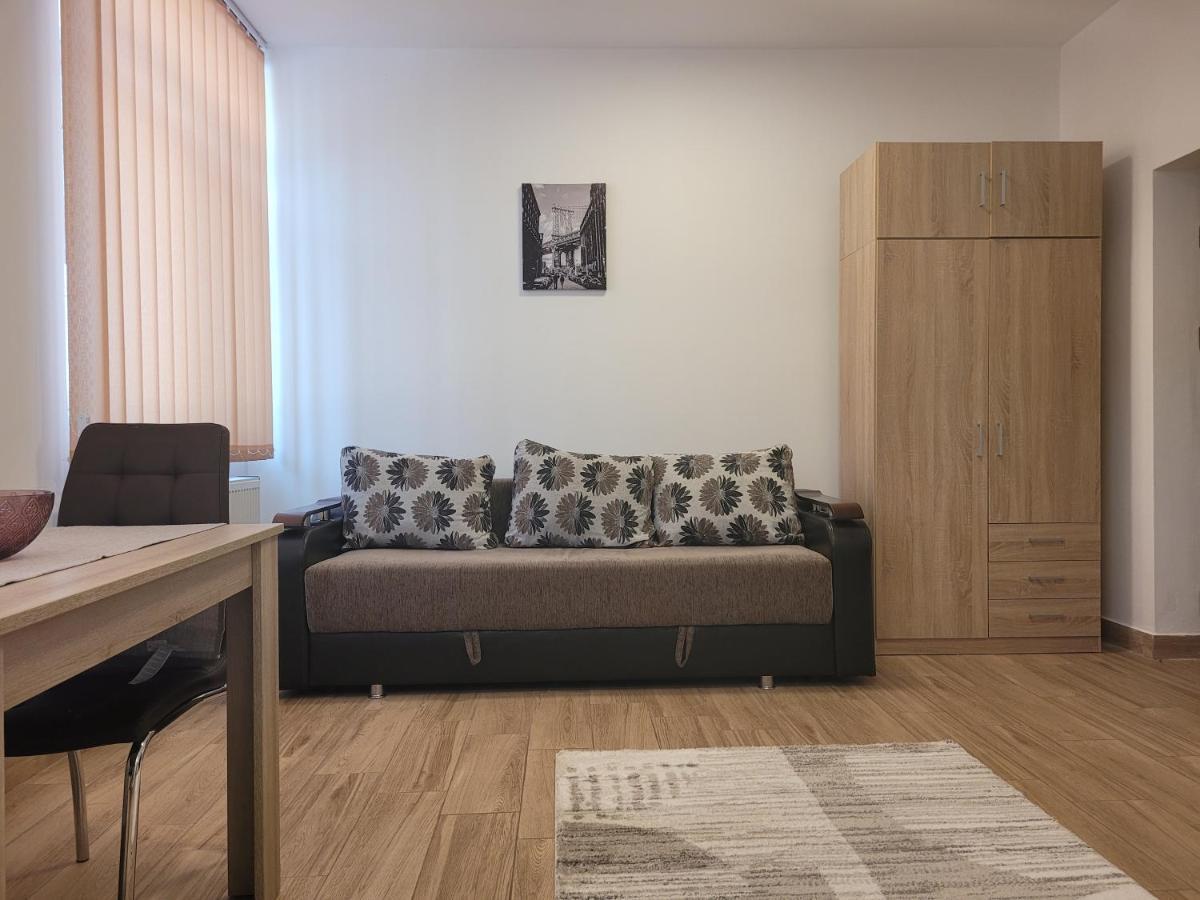 Apartamente Livada รึมนิคูวัลเจีย ภายนอก รูปภาพ
